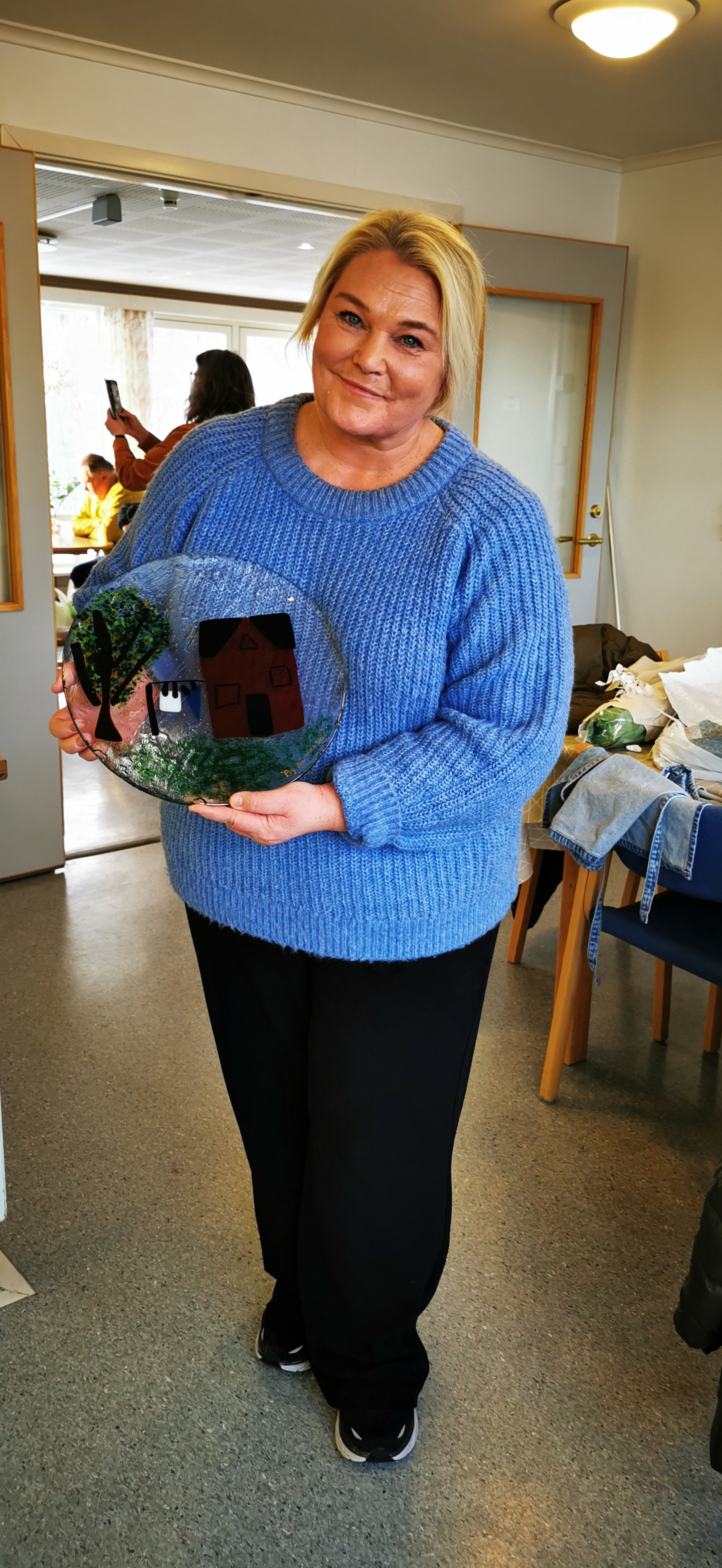 Vibeke Sæther Svenningsen fikk et flott glassfat i gave, laget av brukerne.