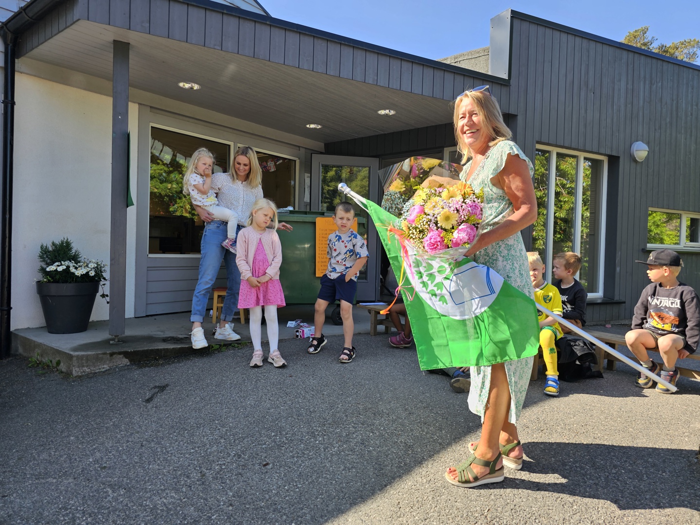 Anne Kristine Grøtting ga GREP Rønningen barnehage Grønt Flagg og nydelige blomster.