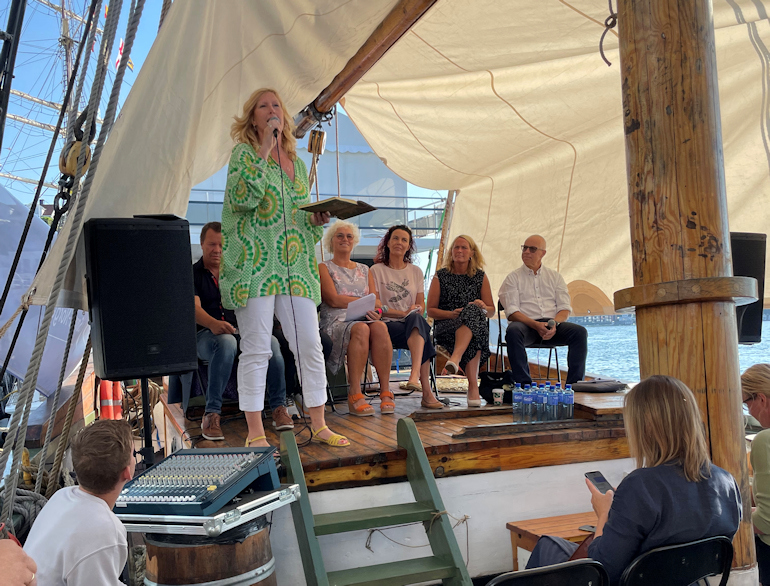 Regiondirektør i NHO Vestfold og Telemark Kristin Saga ledet debatten. I panelet satt ordfører i Skien Hedda Foss Five, medlem av Energi- og miljøkomiteen Gro-Anita Mykjåland (Sp), leder av Hovedutvalg for klima, areal og plan i fylkeskommunen Ådne Naper, daglig leder i Powered by Telemark Bård Stranheim, innovasjonssjef i Yara Lise Winther, administrerende direktør i Inovyn Nordic Nils Eirik Stamland og seniorkonsulent i Frier Vest AS Petter Ellefsen.