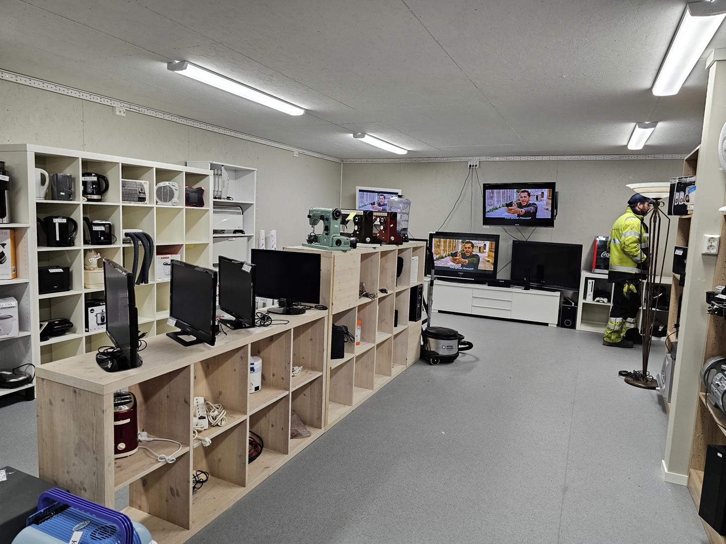 Ombruksteltet inneholder både elektronikk og hvitevarer.