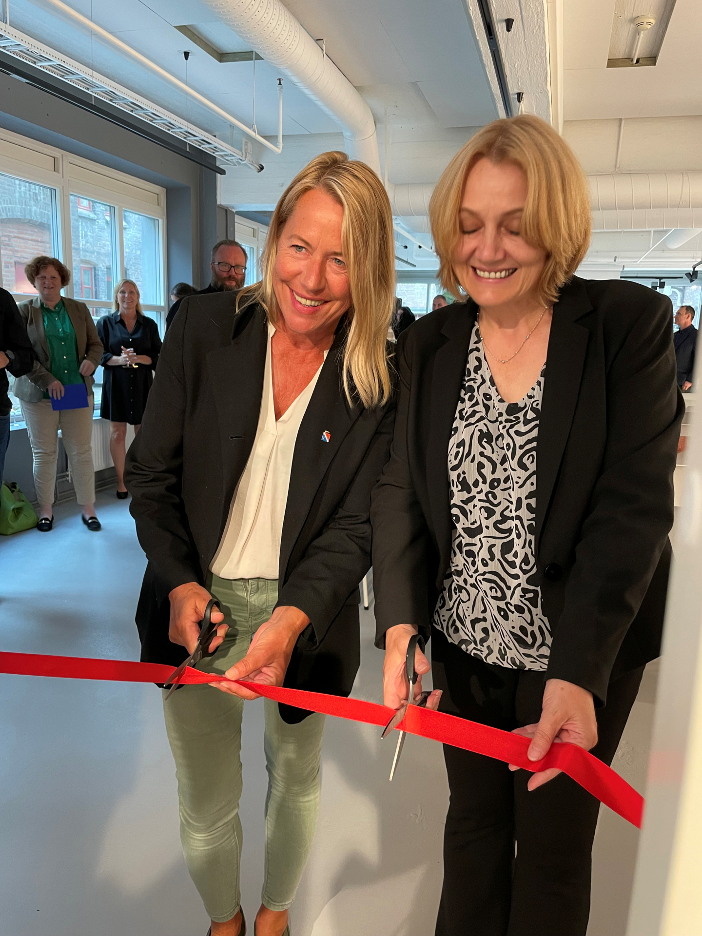 Ordfører Anne Kristine Grøtting og varaordfører i den polske byen Boleslawiec, Iwona Mandżuk-Dudek, klippet snoren til porselensutstillingen med produkter fra keramiske fabrikker fra Boleslawiec-regionen. Utstillingen blir å finne på Porselensmuseet i perioden 21. juni – 4. september 2023.
