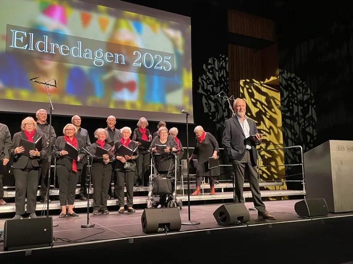 Eldrerådets leder Hans Martin Gullhaug med Porsgrunn kommunes Velferdskor