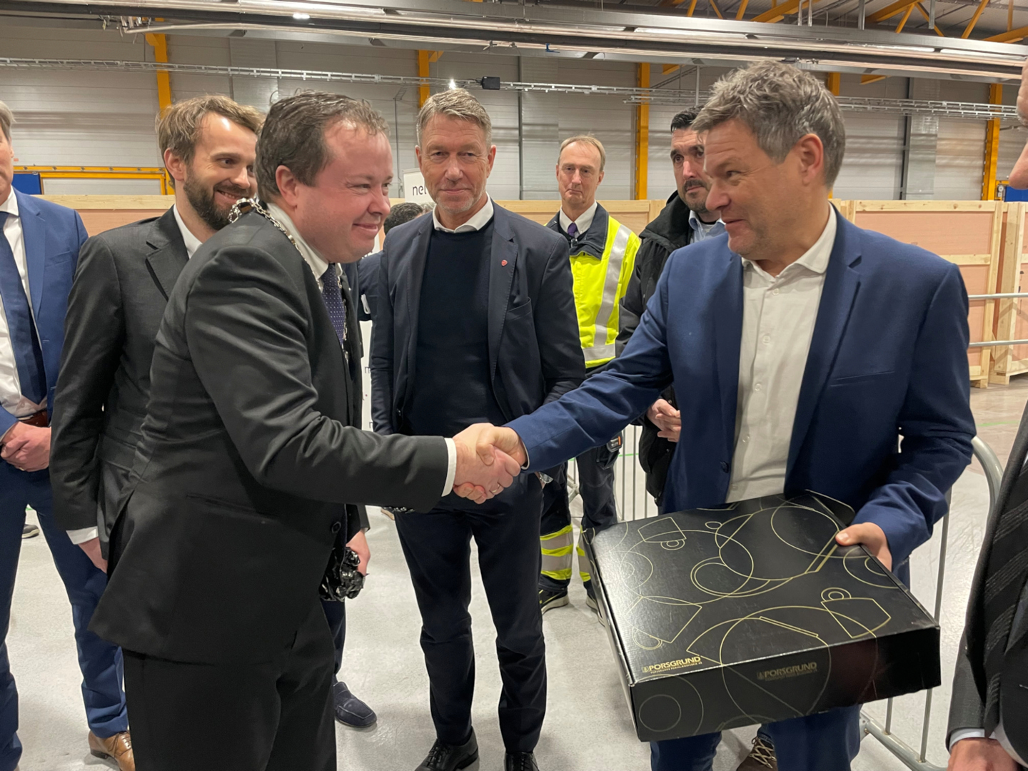 Ordfører Robin Kåss gir visekansler Robert Habeck en gave fra Porsgrunds Porselænsfabrik - en fabrikk med mye tysk historie.