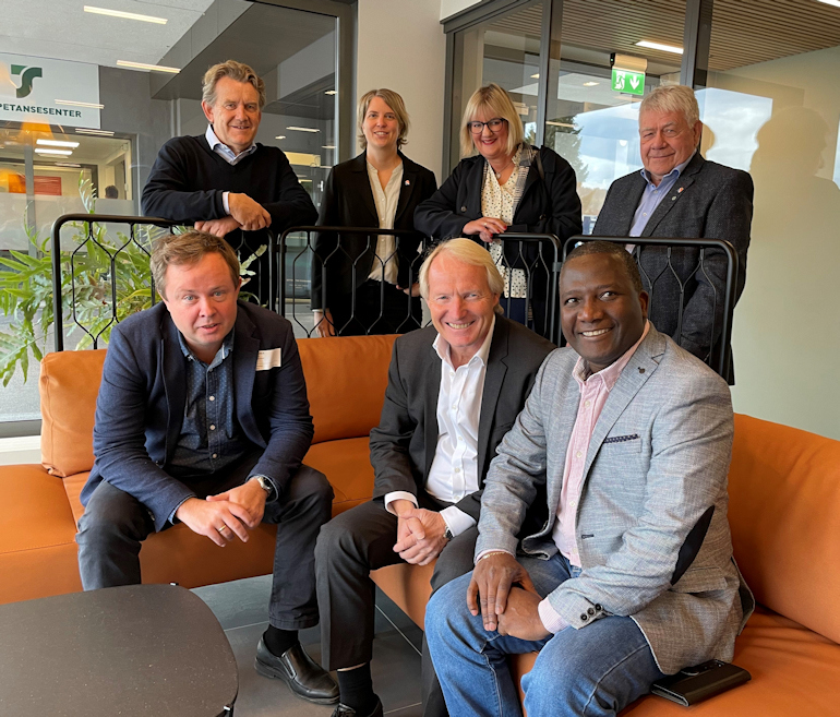 På bildet: ordfører Robin Kåss, daglig leder i Nordic Electrofuel Gunnar Holen, fabrikksjef i Nordic Electrofuel Victor Diaz, næringssjef i kommunen Øyvind Solbakken, klimakoordinator i kommunen Yngvil Holt, rådmann Rose Marie Christiansen og fungerende varaordfører Tore Buer.